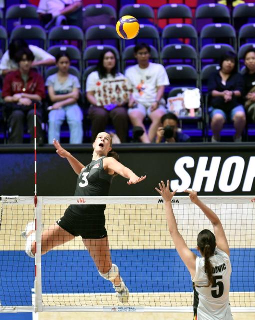 (260709) -- HONG KONG, July 9, 2026 (Xinhua) -- Kiera Van Ryk (L) of Canada spikes the ball during the match between Canada and Belgium at the Women's Volleyball Nations League (VNL) 2026 in Hong Kong, south China, July 9, 2026. (Xinhua/Lo Ping Fai)
