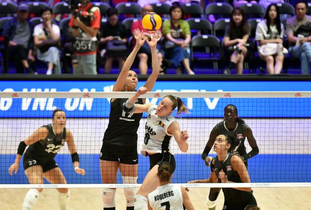 (260709) -- HONG KONG, July 9, 2026 (Xinhua) -- Emily Maglio (2nd L) of Canada defends during the match between Canada and Belgium at the Women's Volleyball Nations League (VNL) 2026 in Hong Kong, south China, July 9, 2026. (Xinhua/Lo Ping Fai)
