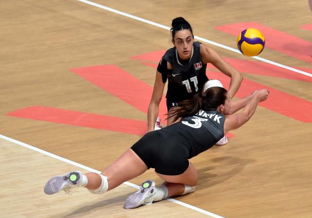 (260709) -- HONG KONG, July 9, 2026 (Xinhua) -- Kiera Van Ryk (below) of Canada saves the ball during the match between Canada and Belgium at the Women's Volleyball Nations League (VNL) 2026 in Hong Kong, south China, July 9, 2026. (Xinhua/Lo Ping Fai)