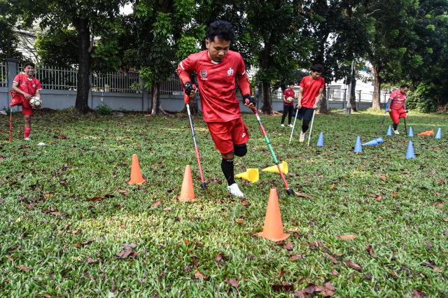 (260709) -- JAKARTA, July 9, 2026 (Xinhua) -- Photo taken on June 27, 2026 shows Indonesian amputee football players attending a training session in Jakarta, Indonesia. TO GO WITH "Feature: Indonesia's amputees find hope in football community" (Xinhua/Agung Kuncahya B.)
