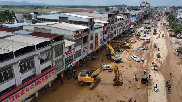 (260709) -- NANNING, July 9, 2026 (Xinhua) -- A drone photo shows people removing silt and debris from a street after floodwater recedes in Yunbiao Town of Hengzhou City, south China's Guangxi Zhuang Autonomous Region, July 9, 2026. Recent extreme rainstorms triggered by Typhoon Maysak, the 10th typhoon of the year, have caused severe flooding in parts of Guangxi in the Pearl River basin.
  Guangxi is continuing its search and rescue operations for missing persons, enhancing resettlement services for affected residents and advancing post-disaster reconstruction. (Xinhua/Huang Xiaobang)