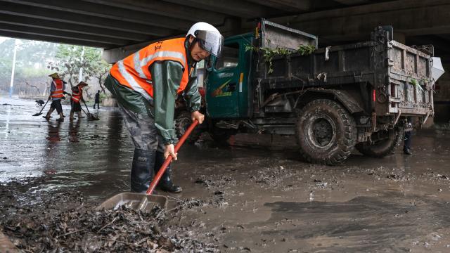 (260709) -- NANNING, July 9, 2026 (Xinhua) -- Workers clear silt and debris after floodwater recedes in Qinnan District of Qinzhou City, south China's Guangxi Zhuang Autonomous Region, July 9, 2026. Recent extreme rainstorms triggered by Typhoon Maysak, the 10th typhoon of the year, have caused severe flooding in parts of Guangxi in the Pearl River basin.
  Guangxi is continuing its search and rescue operations for missing persons, enhancing resettlement services for affected residents and advancing post-disaster reconstruction. (Xinhua/Zhang Ailin)