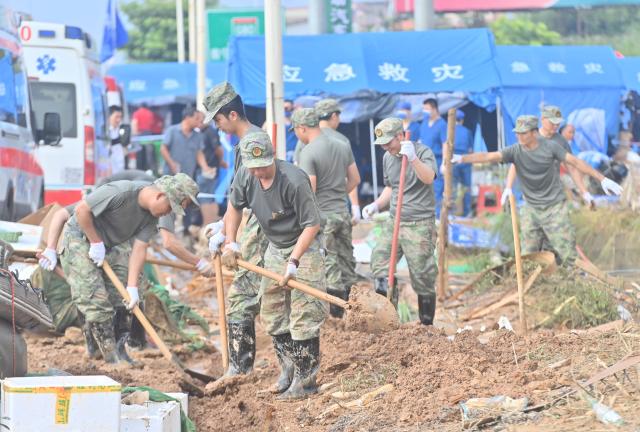 (260709) -- NANNING, July 9, 2026 (Xinhua) -- Rescuers clean up silt and debris from a street after floodwater recedes in Yunbiao Town, Hengzhou City, south China's Guangxi Zhuang Autonomous Region, July 9, 2026. Recent extreme rainstorms triggered by Typhoon Maysak, the 10th typhoon of the year, have caused severe flooding in parts of Guangxi in the Pearl River basin.
  Guangxi is continuing its search and rescue operations for missing persons, enhancing resettlement services for affected residents and advancing post-disaster reconstruction. (Xinhua/Huang Xiaobang)