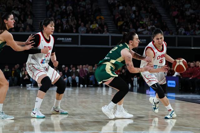 (260709) -- MELBOURNE, July 9, 2026 (Xinhua) -- Wang Siyu (1st R) of China competes during a World Cup warm-up game between China and Australia in John Cain Arena in Melbourne, Australia, July 9, 2026. (Photo by Shu Zelin/Xinhua)