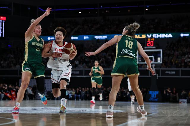 (260709) -- MELBOURNE, July 9, 2026 (Xinhua) -- Sun Yu (2nd L) of China competes during a World Cup warm-up game between China and Australia in John Cain Arena in Melbourne, Australia, July 9, 2026. (Photo by Shu Zelin/Xinhua)