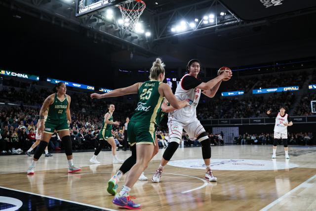 (260709) -- MELBOURNE, July 9, 2026 (Xinhua) -- Zhang Ziyu (front, R) of China competes during a World Cup warm-up game between China and Australia in John Cain Arena in Melbourne, Australia, July 9, 2026. (Photo by Shu Zelin/Xinhua)