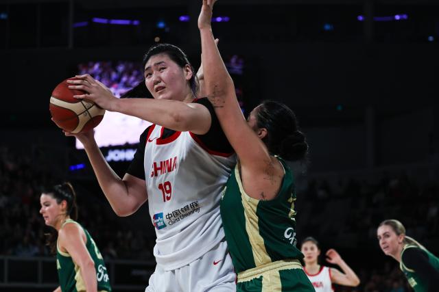 (260709) -- MELBOURNE, July 9, 2026 (Xinhua) -- Zhang Ziyu (front L) of China competes during a World Cup warm-up game between China and Australia in John Cain Arena in Melbourne, Australia, July 9, 2026. (Photo by Shu Zelin/Xinhua)