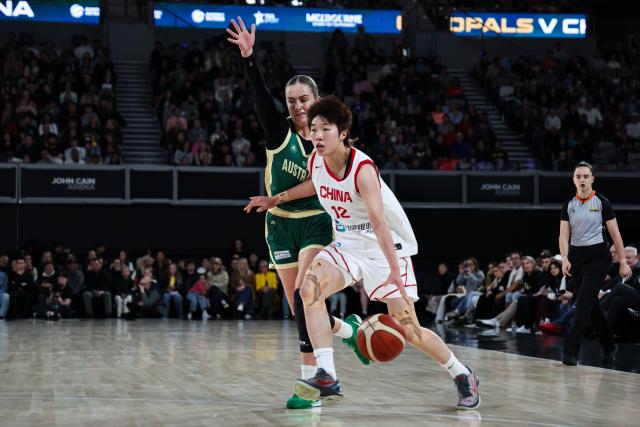 (260709) -- MELBOURNE, July 9, 2026 (Xinhua) -- Chen Yujie (front, R) of China competes during a World Cup warm-up game between China and Australia in John Cain Arena in Melbourne, Australia, July 9, 2026. (Photo by Shu Zelin/Xinhua)