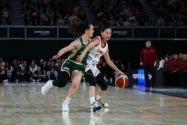 (260709) -- MELBOURNE, July 9, 2026 (Xinhua) -- Wang Siyu (R) of China competes during a World Cup warm-up game between China and Australia in John Cain Arena in Melbourne, Australia, July 9, 2026. (Photo by Shu Zelin/Xinhua)