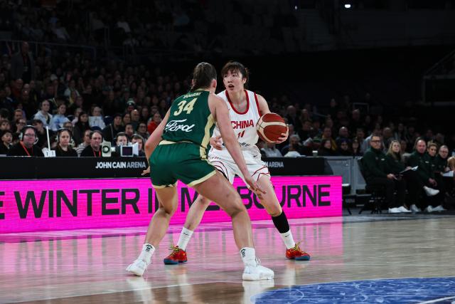 (260709) -- MELBOURNE, July 9, 2026 (Xinhua) -- Luo Xinyu (R) of China competes during a World Cup warm-up game between China and Australia in John Cain Arena in Melbourne, Australia, July 9, 2026. (Photo by Shu Zelin/Xinhua)