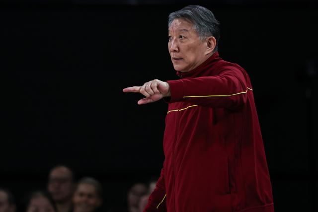 (260709) -- MELBOURNE, July 9, 2026 (Xinhua) -- Gong Luming, head coach of China, instrusts players during a World Cup warm-up game between China and Australia in John Cain Arena in Melbourne, Australia, July 9, 2026. (Photo by Shu Zelin/Xinhua)