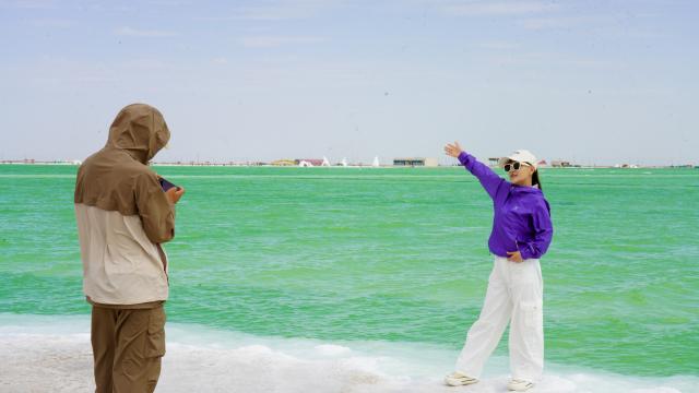 (260709) -- GOLMUD, July 9, 2026 (Xinhua) -- Tourists visit the Qairhan salt lake in Golmud, northwest China's Qinghai Province, July 9, 2026. The Qairhan salt lake, with a total area of 5,856 square kilometers, has been the largest potash fertilizer producing base in China. (Xinhua/Wang Yan)
