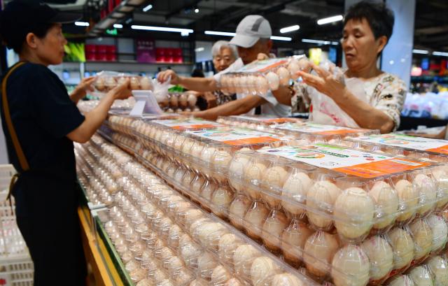 (260709) -- BEIJING, July 9, 2026 (Xinhua) -- Consumers buy eggs at a supermarket in Wuxi, east China's Jiangsu Province, July 9, 2026.
  The consumer price index (CPI), a main gauge of inflation, rose 1 percent year on year in the first six months of 2026, data from the National Bureau of Statistics (NBS) revealed. In June alone, the CPI gained 1 percent year on year and edged down 0.3 percent month on month, with the core CPI, which excludes food and energy prices, increasing by 1 percent year on year, continuing the moderate upward trend. (Photo by Huan Yueliang/Xinhua)