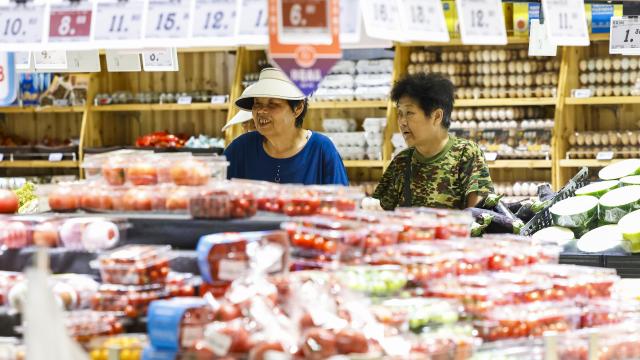 (260709) -- BEIJING, July 9, 2026 (Xinhua) -- Consumers shop at a supermarket in Sihong County of Suqian, east China's Jiangsu Province, July 9, 2026.
  The consumer price index (CPI), a main gauge of inflation, rose 1 percent year on year in the first six months of 2026, data from the National Bureau of Statistics (NBS) revealed. In June alone, the CPI gained 1 percent year on year and edged down 0.3 percent month on month, with the core CPI, which excludes food and energy prices, increasing by 1 percent year on year, continuing the moderate upward trend. (Photo by Xu Changliang/Xinhua)