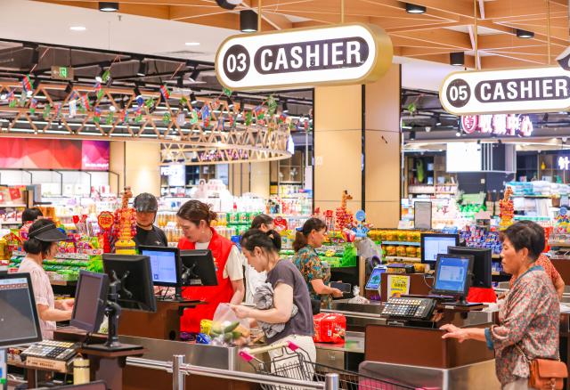 (260709) -- BEIJING, July 9, 2026 (Xinhua) -- Consumers check out at a supermarket in Yangzhou, east China's Jiangsu Province, July 9, 2026.
  The consumer price index (CPI), a main gauge of inflation, rose 1 percent year on year in the first six months of 2026, data from the National Bureau of Statistics (NBS) revealed. In June alone, the CPI gained 1 percent year on year and edged down 0.3 percent month on month, with the core CPI, which excludes food and energy prices, increasing by 1 percent year on year, continuing the moderate upward trend. (Photo by Ren Fei/Xinhua)