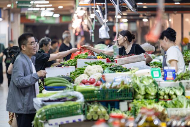 (260709) -- BEIJING, July 9, 2026 (Xinhua) -- Consumers shop at a market in Huzhou, east China's Zhejiang Province, July 9, 2026.
  The consumer price index (CPI), a main gauge of inflation, rose 1 percent year on year in the first six months of 2026, data from the National Bureau of Statistics (NBS) revealed. In June alone, the CPI gained 1 percent year on year and edged down 0.3 percent month on month, with the core CPI, which excludes food and energy prices, increasing by 1 percent year on year, continuing the moderate upward trend. (Photo by Yi Fan/Xinhua)