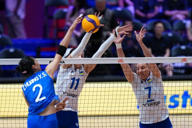 (260709) -- HONG KONG, July 9, 2026 (Xinhua) -- Zhuang Yushan (1st L) of China spikes the ball during the match between China and Ukraine at the Women's Volleyball Nations League (VNL) 2026 in Hong Kong, south China, July 9, 2026. (Xinhua/Zhu Wei)