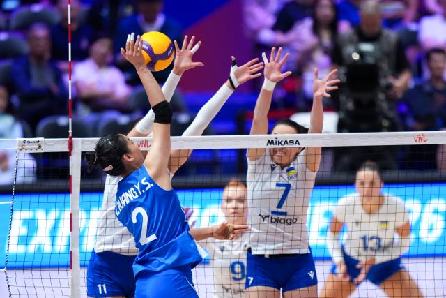 (260709) -- HONG KONG, July 9, 2026 (Xinhua) -- Zhuang Yushan (1st L) of China spikes the ball during the match between China and Ukraine at the Women's Volleyball Nations League (VNL) 2026 in Hong Kong, south China, July 9, 2026. (Xinhua/Zhu Wei)