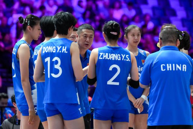 (260709) -- HONG KONG, July 9, 2026 (Xinhua) -- Head coach of China Zhao Yong (4th R) instructs players during the match between China and Ukraine at the Women's Volleyball Nations League (VNL) 2026 in Hong Kong, south China, July 9, 2026. (Xinhua/Zhu Wei)