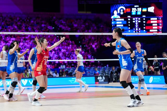 (260709) -- HONG KONG, July 9, 2026 (Xinhua) -- Players of China celebrate after scoring during the match between China and Ukraine at the Women's Volleyball Nations League (VNL) 2026 in Hong Kong, south China, July 9, 2026. (Xinhua/Zhu Wei)