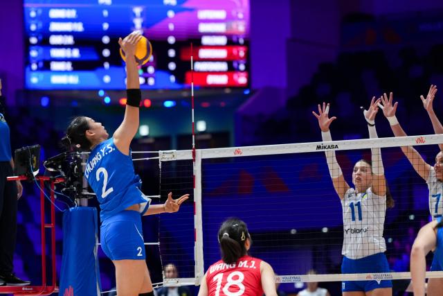 (260709) -- HONG KONG, July 9, 2026 (Xinhua) -- Zhuang Yushan (1st L) of China spikes the ball during the match between China and Ukraine at the Women's Volleyball Nations League (VNL) 2026 in Hong Kong, south China, July 9, 2026. (Xinhua/Zhu Wei)