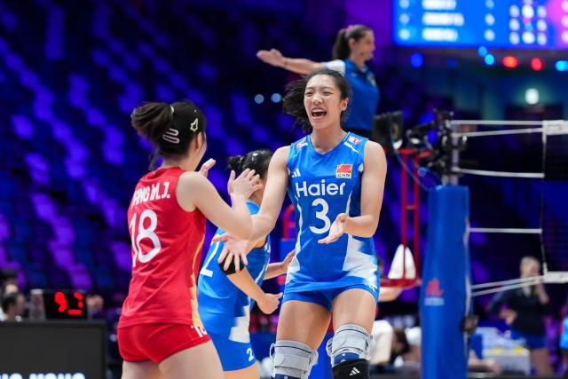 (260709) -- HONG KONG, July 9, 2026 (Xinhua) -- Tang Xin (R) of China celebrates after scoring during the match between China and Ukraine at the Women's Volleyball Nations League (VNL) 2026 in Hong Kong, south China, July 9, 2026. (Xinhua/Zhu Wei)