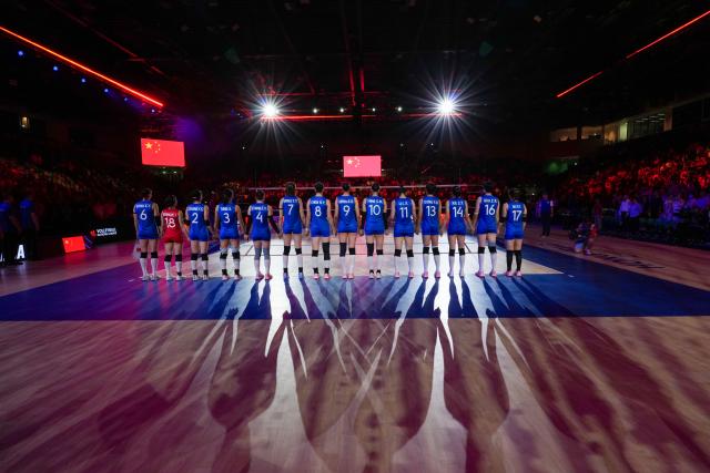 (260709) -- HONG KONG, July 9, 2026 (Xinhua) -- Players of China sing the national anthem before the match between China and Ukraine at the Women's Volleyball Nations League (VNL) 2026 in Hong Kong, south China, July 9, 2026. (Xinhua/Zhu Wei)