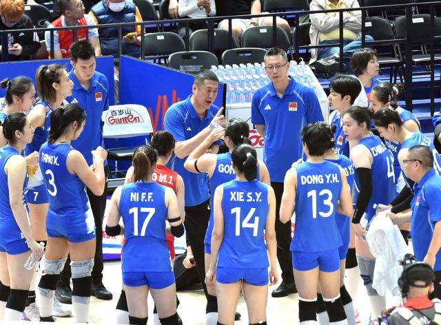 (260709) -- HONG KONG, July 9, 2026 (Xinhua) -- Head coach Zhao Yong (rear, C) of China instructs players during the match between China and Ukraine at the Women's Volleyball Nations League (VNL) 2026 in Hong Kong, south China, July 9, 2026. (Xinhua/Lo Ping Fai)