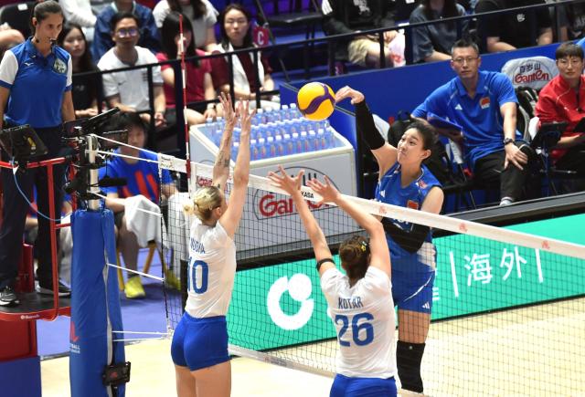(260709) -- HONG KONG, July 9, 2026 (Xinhua) -- Yang Shuming (1st R) of China spikes the ball during the match between China and Ukraine at the Women's Volleyball Nations League (VNL) 2026 in Hong Kong, south China, July 9, 2026. (Xinhua/Lo Ping Fai)