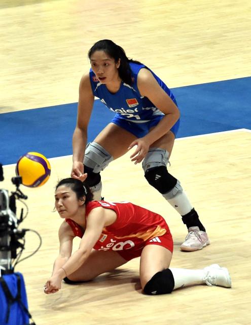 (260709) -- HONG KONG, July 9, 2026 (Xinhua) -- Wang Mengjie (front) of China competes during the match between China and Ukraine at the Women's Volleyball Nations League (VNL) 2026 in Hong Kong, south China, July 9, 2026. (Xinhua/Lo Ping Fai)
