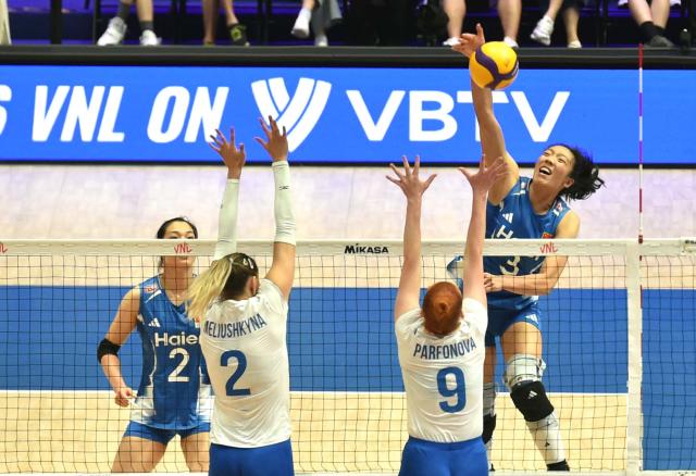 (260709) -- HONG KONG, July 9, 2026 (Xinhua) -- Tang Xin (1st R) of China spikes the ball during the match between China and Ukraine at the Women's Volleyball Nations League (VNL) 2026 in Hong Kong, south China, July 9, 2026. (Xinhua/Lo Ping Fai)