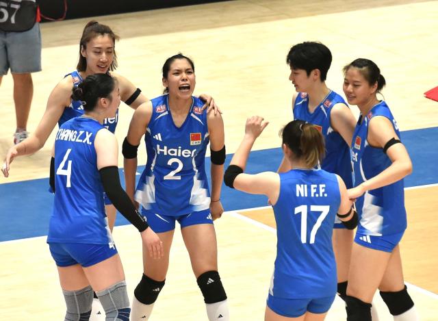 (260709) -- HONG KONG, July 9, 2026 (Xinhua) -- Players of China celebrate after scoring during the match between China and Ukraine at the Women's Volleyball Nations League (VNL) 2026 in Hong Kong, south China, July 9, 2026. (Xinhua/Lo Ping Fai)