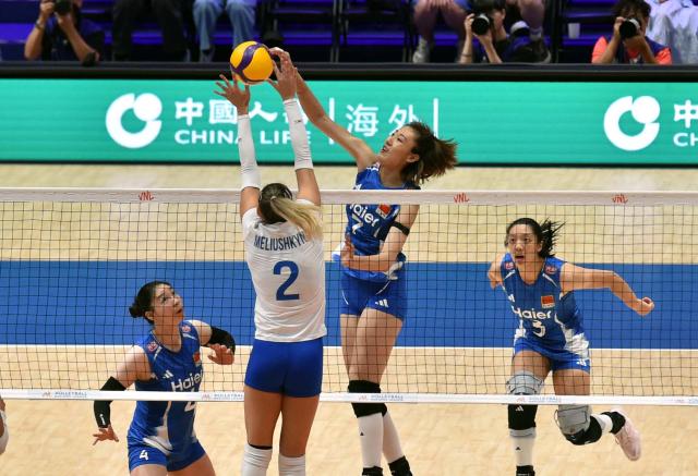 (260709) -- HONG KONG, July 9, 2026 (Xinhua) -- Wang Yuanyuan (2nd R) of China spikes during the match between China and Ukraine at the Women's Volleyball Nations League (VNL) 2026 in Hong Kong, south China, July 9, 2026. (Xinhua/Lo Ping Fai)