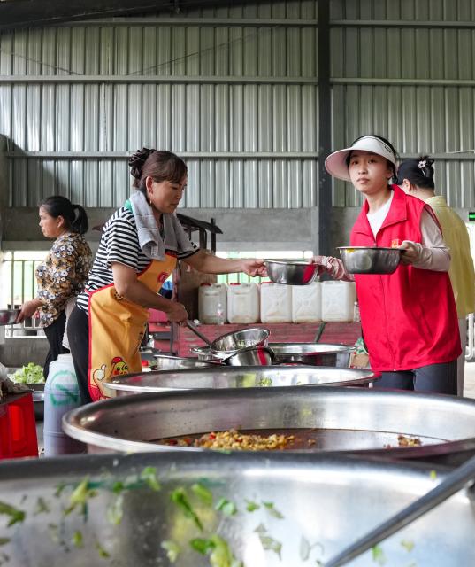 (260709) -- YIBIN, July 9, 2026 (Xinhua) -- Volunteers prepare food at a temporary resettlement site for quake-affected people in Qunle Village of Gaoxian County, Yibin City, southwest China's Sichuan Province, July 9, 2026. A 5.0-magnitude earthquake jolted Gaoxian County, Yibin City, at 10:08 a.m. on Wednesday (Beijing Time), according to the China Earthquake Networks Center (CENC). Local authorities are making sustained efforts to ensure sound resettlement of quake-affected people. (Xinhua/Wang Xi)