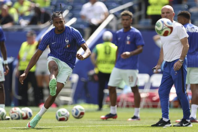 (260710) -- BOSTON, July 10, 2026 (Xinhua) -- Michael Olise (L) of France warms up before the quarter final match between France and Morocco at the 2026 FIFA World Cup at Boston Stadium in Boston, the United States, July 9, 2026. (Xinhua/Zhang Chen)