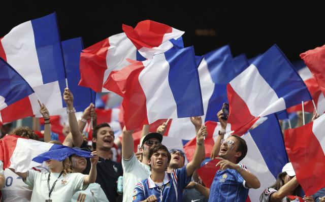 (260710) -- BOSTON, July 10, 2026 (Xinhua) -- Fans of team France cheer for the team before the quarter final match between France and Morocco at the 2026 FIFA World Cup at Boston Stadium in Boston, the United States, July 9, 2026. (Xinhua/Zhang Chen)
