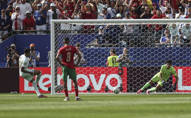 (260710) -- BOSTON, July 10, 2026 (Xinhua) -- Yassine Bounou (R), goalkeeper of Morocco makes a save during the quarter final match between France and Morocco at the 2026 FIFA World Cup at Boston Stadium in Boston, the United States, July 9, 2026. (Xinhua/Hu Xingyu)