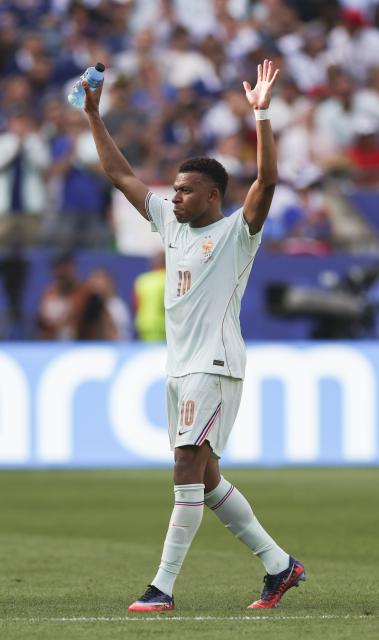 (260710) -- BOSTON, July 10, 2026 (Xinhua) -- Kylian Mbappe of France is substituted off during the quarter final match between France and Morocco at the 2026 FIFA World Cup at Boston Stadium in Boston, the United States, July 9, 2026. (Xinhua/Xu Zijian)