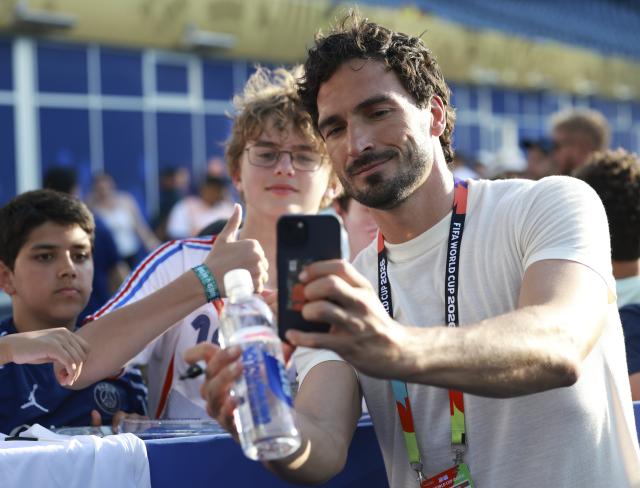 (260710) -- BOSTON, July 10, 2026 (Xinhua) -- German football player Mats Hummels poses with fans after the quarter final match between France and Morocco at the 2026 FIFA World Cup at Boston Stadium in Boston, the United States, July 9, 2026. (Xinhua/Hu Xingyu)