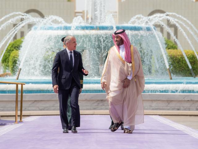 (260709) -- JEDDAH, July 9, 2026 (Xinhua) -- Saudi Crown Prince and Prime Minister Mohammed bin Salman bin Abdulaziz Al Saud welcomes visiting Canadian Prime Minister Mark Carney in Jeddah, Saudi Arabia, July 9, 2026. Saudi Crown Prince and Prime Minister Mohammed bin Salman bin Abdulaziz Al Saud and Canadian Prime Minister Mark Carney met Thursday in Jeddah to review bilateral ties and regional developments, with both sides exchanging several memoranda of understanding (MoUs), the Saudi Press Agency reported. (Saudi Press Agency/Handout via Xinhua)