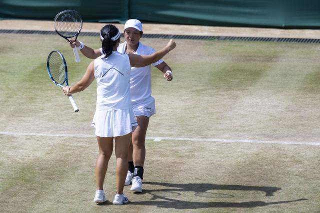 (260710) -- LONDON, July 10, 2026 (Xinhua) -- Jiang Xinyu (R)/Xu Yifan celebrate after winning the women's doubles quarterfinal match between Ingrid Neel (Estonia)/Giuliana Olmos (Mexico) and Jiang Xinyu/Xu Yifan of China at the Wimbledon Tennis Championships in London, Britain, on July 9, 2026. (Photo by Stephen Chung/Xinhua)