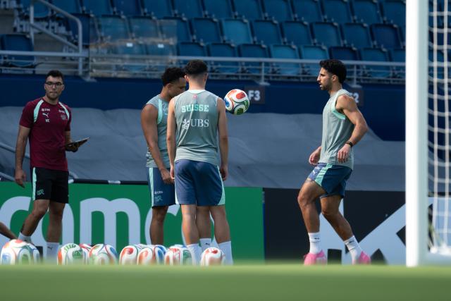 (260710) -- KANSAS CITY, July 10, 2026 (Xinhua) -- Players of Switzerland attend a training session ahead of their 2026 FIFA World Cup quarterfinal match against Argentina in Kansas City, the United States, July 9, 2026. (Xinhua/Xiao Yijiu)
