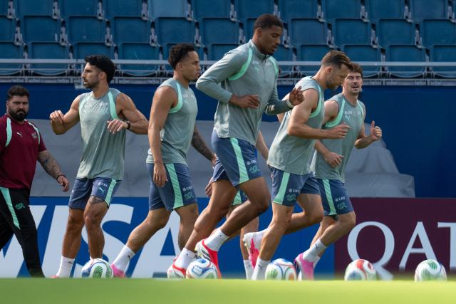 (260710) -- KANSAS CITY, July 10, 2026 (Xinhua) -- Players of Switzerland attend a training session ahead of their 2026 FIFA World Cup quarterfinal match against Argentina in Kansas City, the United States, July 9, 2026. (Xinhua/Xiao Yijiu)
