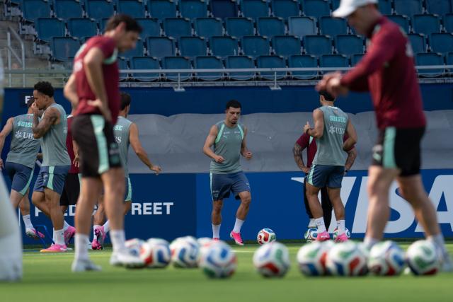 (260710) -- KANSAS CITY, July 10, 2026 (Xinhua) -- Players of Switzerland attend a training session ahead of their 2026 FIFA World Cup quarterfinal match against Argentina in Kansas City, the United States, July 9, 2026. (Xinhua/Xiao Yijiu)