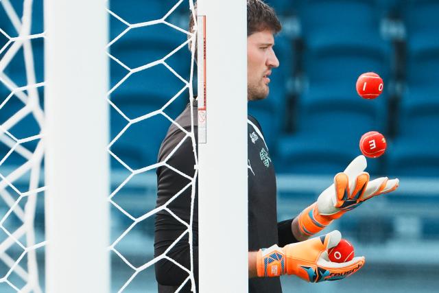 (260710) -- KANSAS CITY, July 10, 2026 (Xinhua) -- Switzerland's goalkeeper Gregor Kobel attends a training session ahead of their 2026 FIFA World Cup quarterfinal match against Argentina in Kansas City, the United States, July 9, 2026. (Xinhua/Xu Chang)