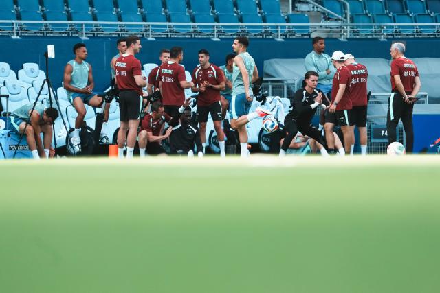 (260710) -- KANSAS CITY, July 10, 2026 (Xinhua) -- Players of Switzerland attend a training session ahead of their 2026 FIFA World Cup quarterfinal match against Argentina in Kansas City, the United States, July 9, 2026. (Xinhua/Xu Chang)
