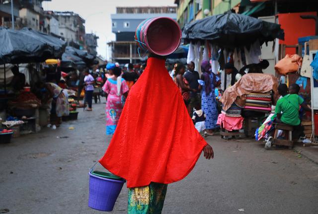 (260710) -- ABIDJAN, July 10, 2026 (Xinhua) -- A woman sells goods on a street in Abidjan, Cote d'Ivoire, on July 9, 2026. (Photo by Yvan Sonh/Xinhua)