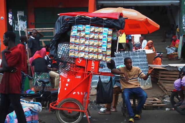 (260710) -- ABIDJAN, July 10, 2026 (Xinhua) -- A man sells coffee on a street in Abidjan, Cote d'Ivoire, on July 9, 2026. (Photo by Yvan Sonh/Xinhua)