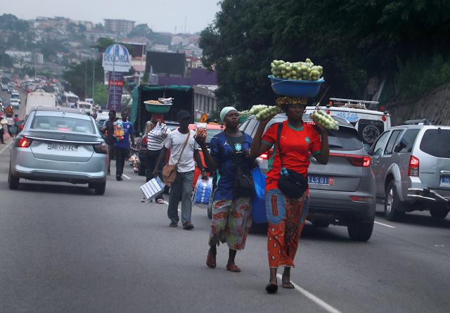 (260710) -- ABIDJAN, July 10, 2026 (Xinhua) -- Vendors sells goods among vehicles on a road in Abidjan, Cote d'Ivoire, on July 9, 2026. (Photo by Yvan Sonh/Xinhua)
