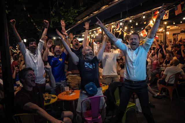 (260710) -- PARIS, July 10, 2026 (Xinhua) -- French fans react as they watch a broadcast of the 2026 FIFA World Cup quarterfinal football match between France and Morocco in Paris, France, July 9, 2026. (Photo by Aurelien Morissard/Xinhua)